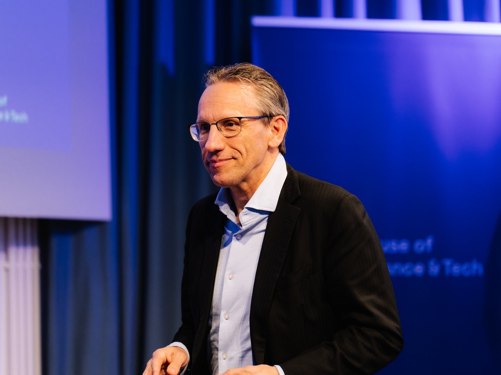 Speaker on stage at a HoFT FinWell event